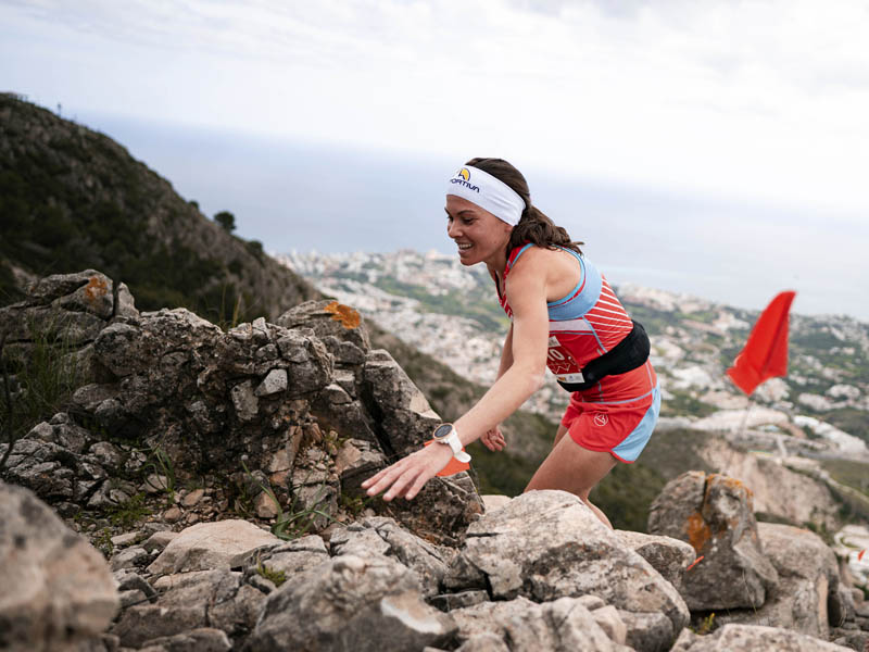 Patricia Pineda en la subida al monte Calamorro. Calamorro Skyrace 2025. Fotografía de José Miguel Muñoz