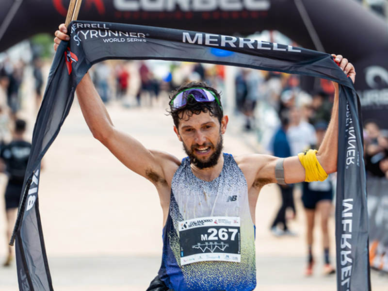 Manuel Morillas a su llegada a meta en la Calamorro Skyrace 2026. Fotografía de Karen Guijarro